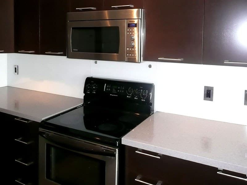 BACKPAINTED GLASS BACKSPLASH (BSPL23)