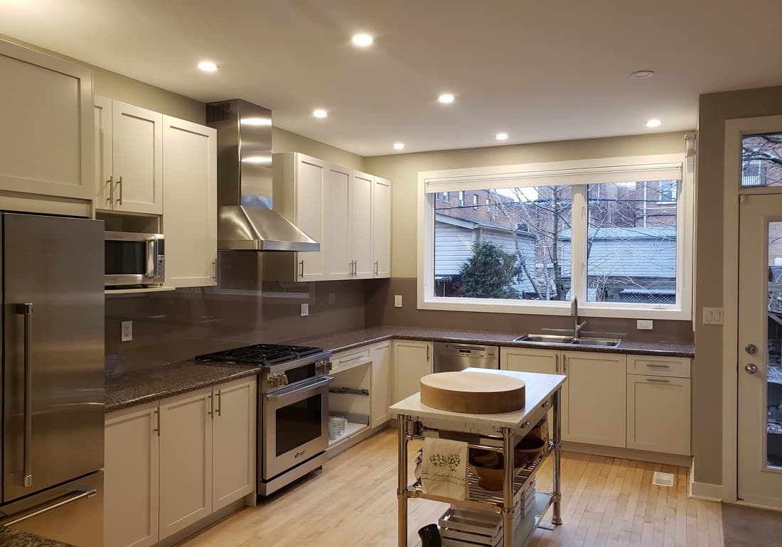 BACKPAINTED GLASS BACKSPLASH (BSPL62)