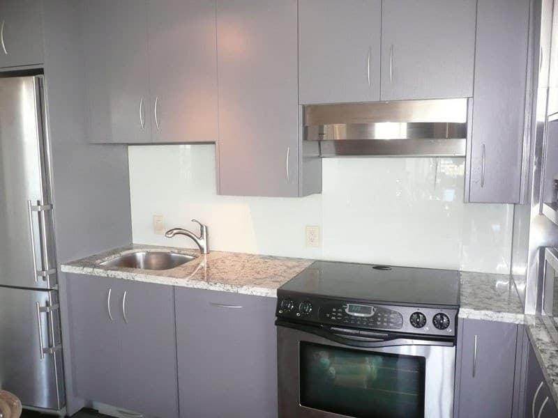 BACKPAINTED GLASS BACKSPLASH (BSPL22)