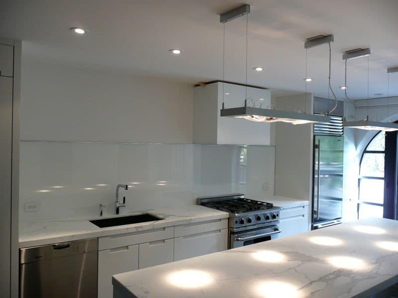 WHITE BACKPAINTED GLASS BACKSPLASH (BSPL27)