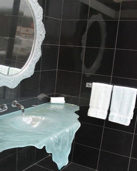 WALLMOUNT INTEGRATED GLASS SINK (IS28)