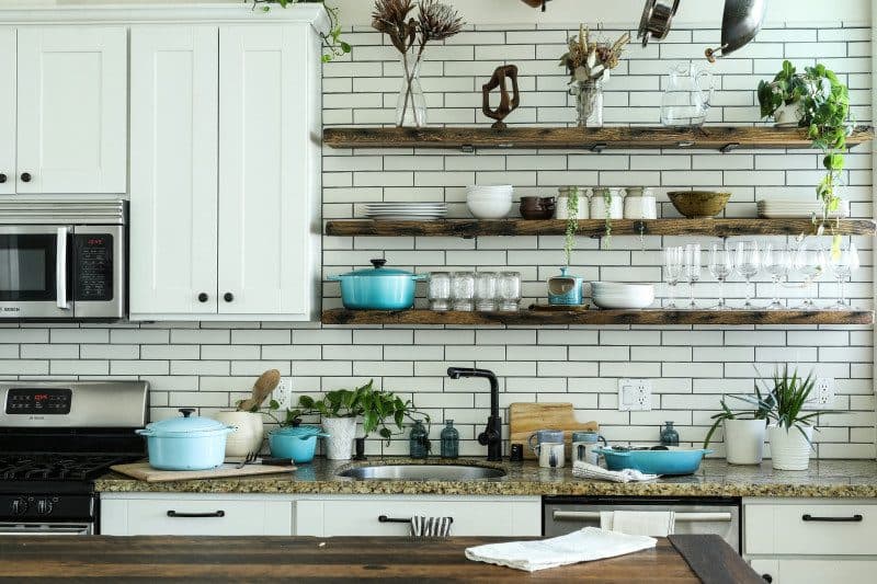 How to Choose the Right Glass Backsplash for Your Kitchen Style