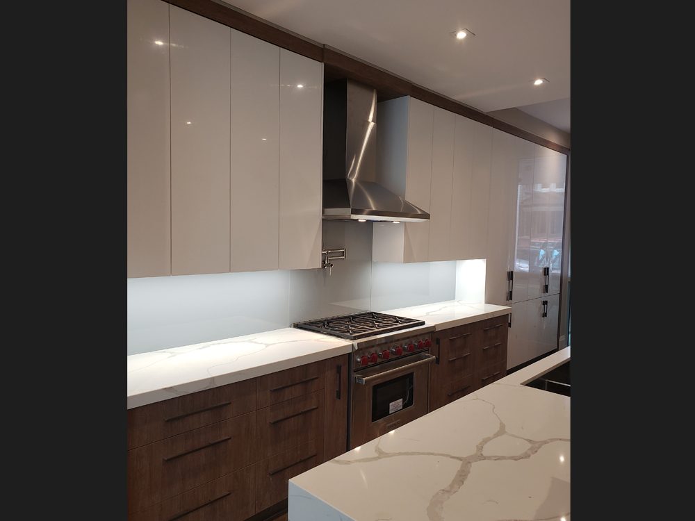 Kitchen glass backsplashAron D