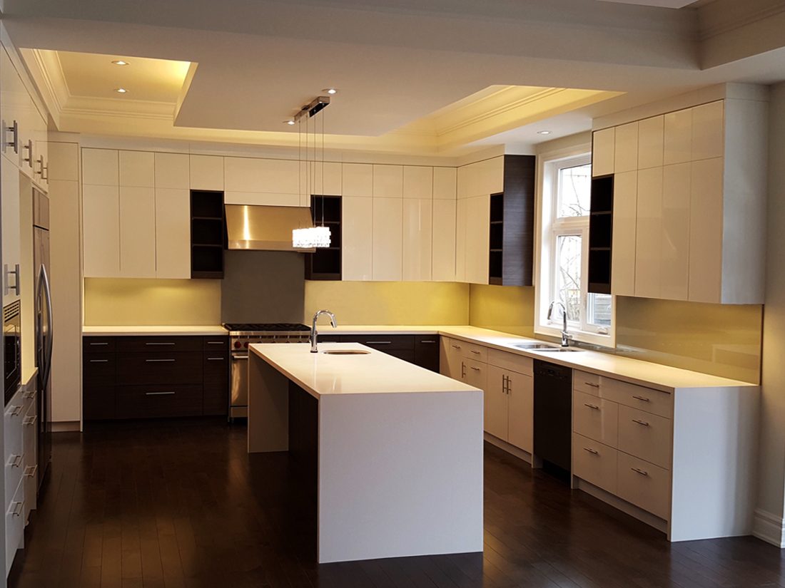 Glass backsplash white kitchen1