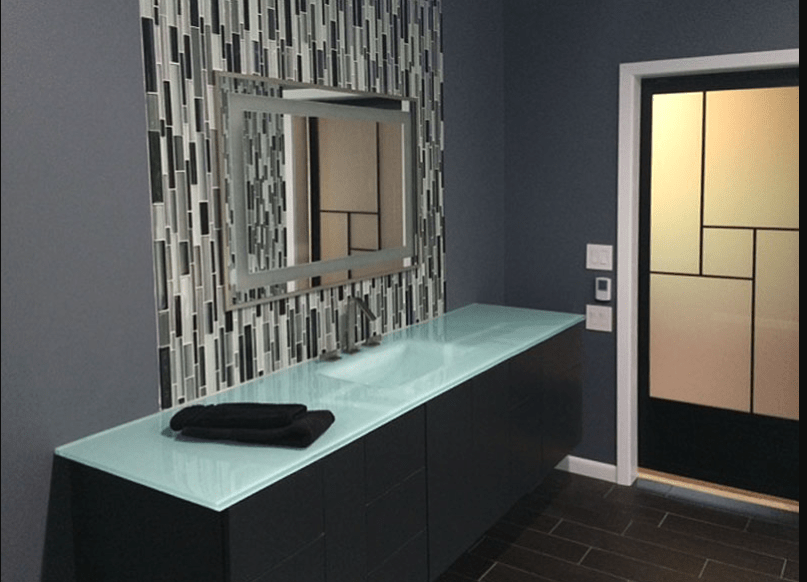 Backpainted integrated glass sink