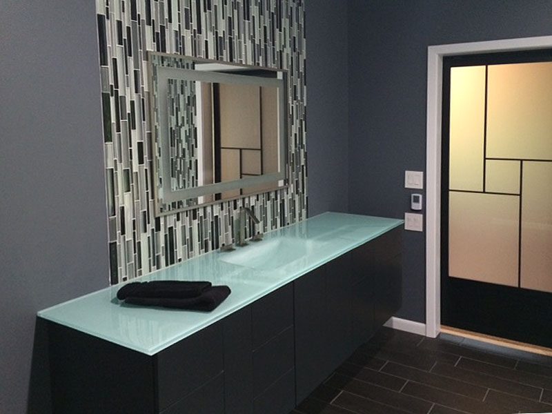 Integrated glass sink, rectangular bowl. Backpainted glass